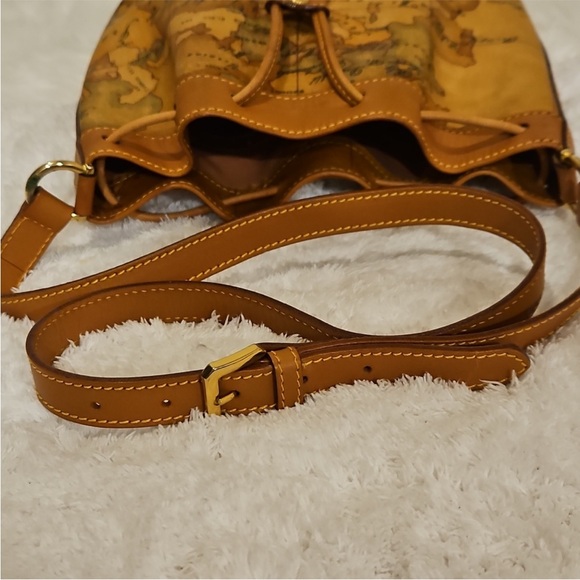 Alviero Martini Classe World Bucket Bag Crossbody Bag EUC - Picture 12 of 13